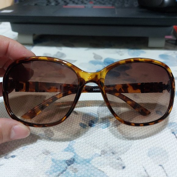 Foster Grant Leopard Print Cat 2 Sunglasses - Picture 2 of 9